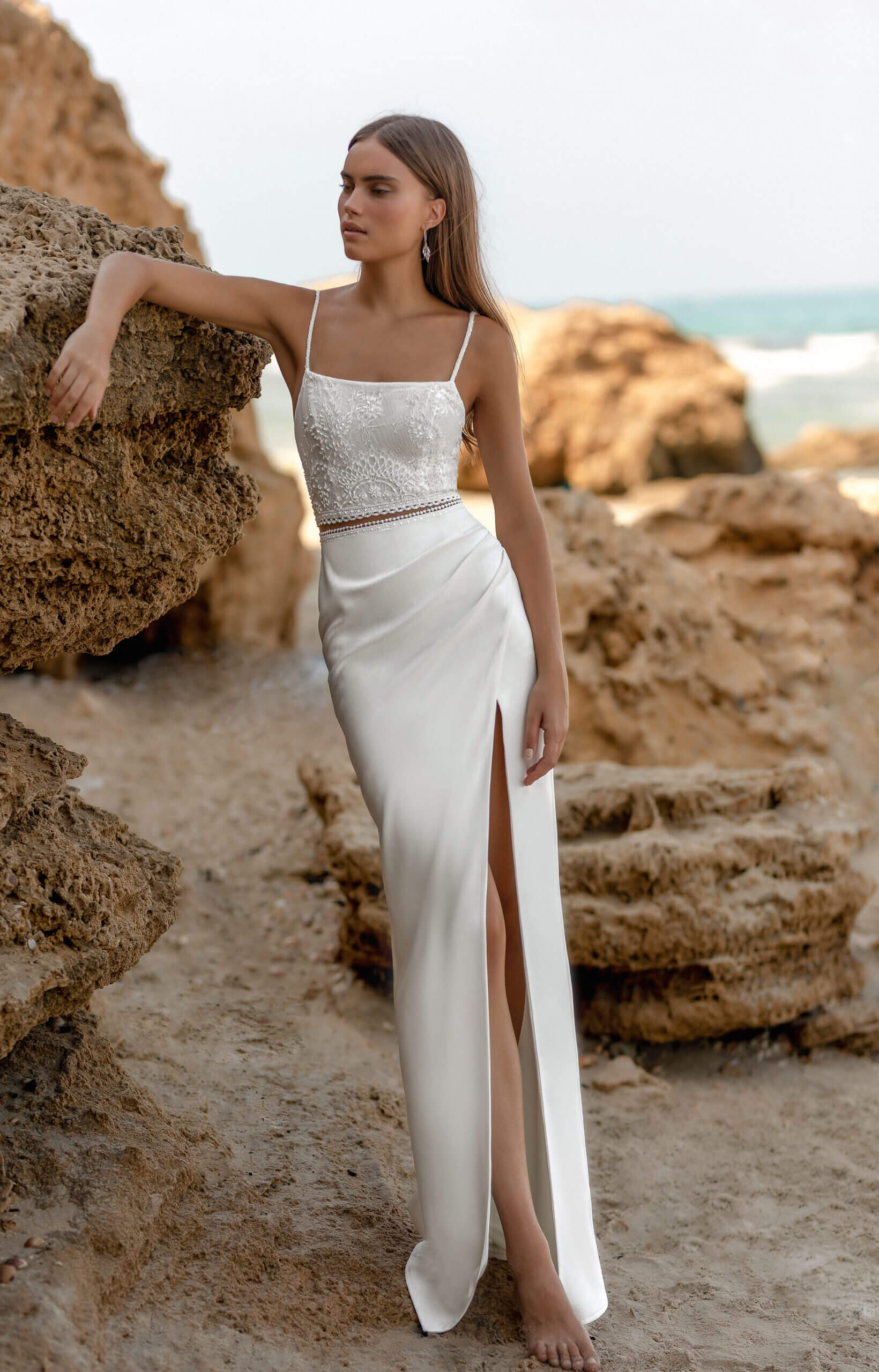 שמלת כלה צמודה עם שסע שמלת כלה צמודה עם שסע